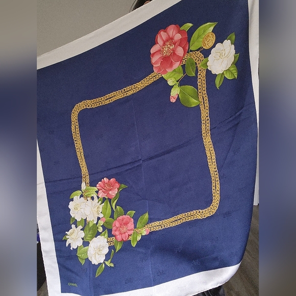 Authentic Chanel scarf - Picture 4 of 8